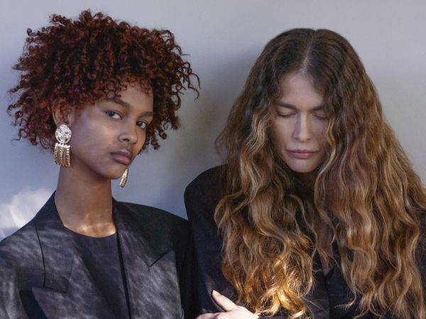 Cómo restaurar y reparar el cabello coloreado