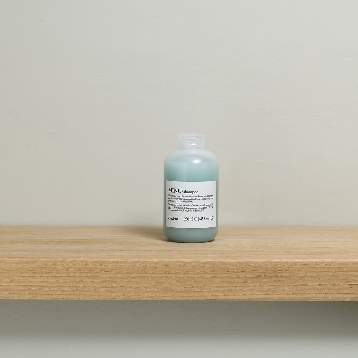 Translation missing: es.products.general.vendor: ESSENTIAL HAIRCARE MINU Shampoo Champú iluminador y protector para cabello teñido-100x.jpg?v=1764343072
