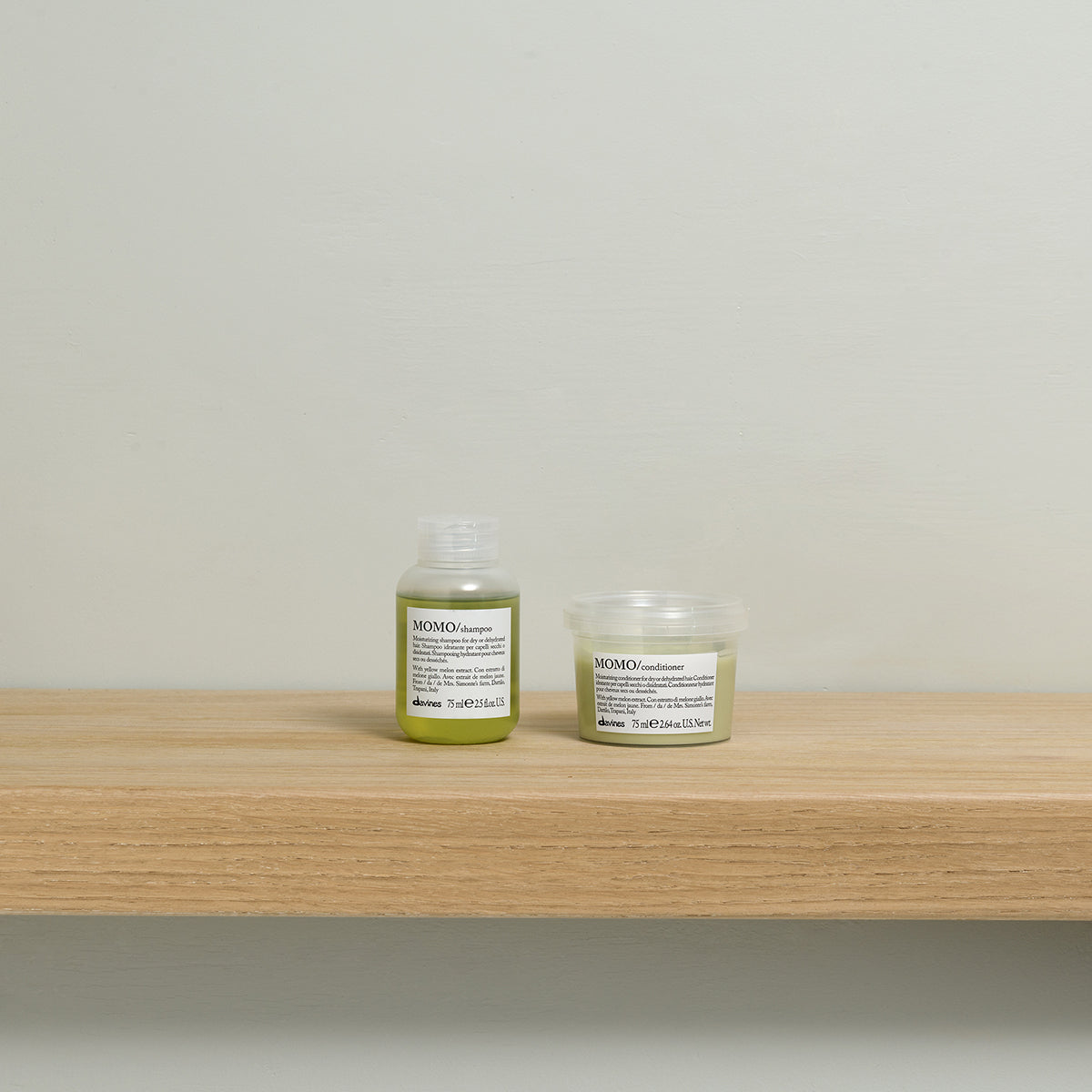 Translation missing: es.products.general.vendor: ESSENTIAL HAIRCARE MOMO Shampoo Champú hidratante profundo para cabello seco y deshidratado-100x.jpg?v=1764600509
