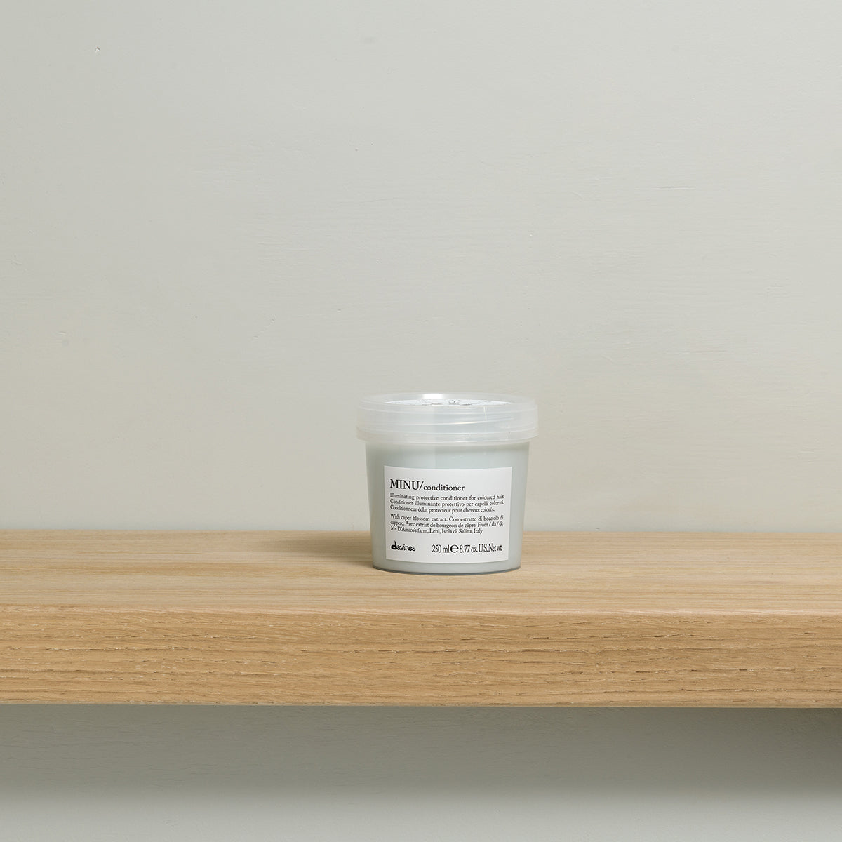 Translation missing: es.products.general.vendor: ESSENTIAL HAIRCARE MINU Conditioner Acondicionador iluminador y protector para cabello teñido-100x.jpg?v=1764343072
