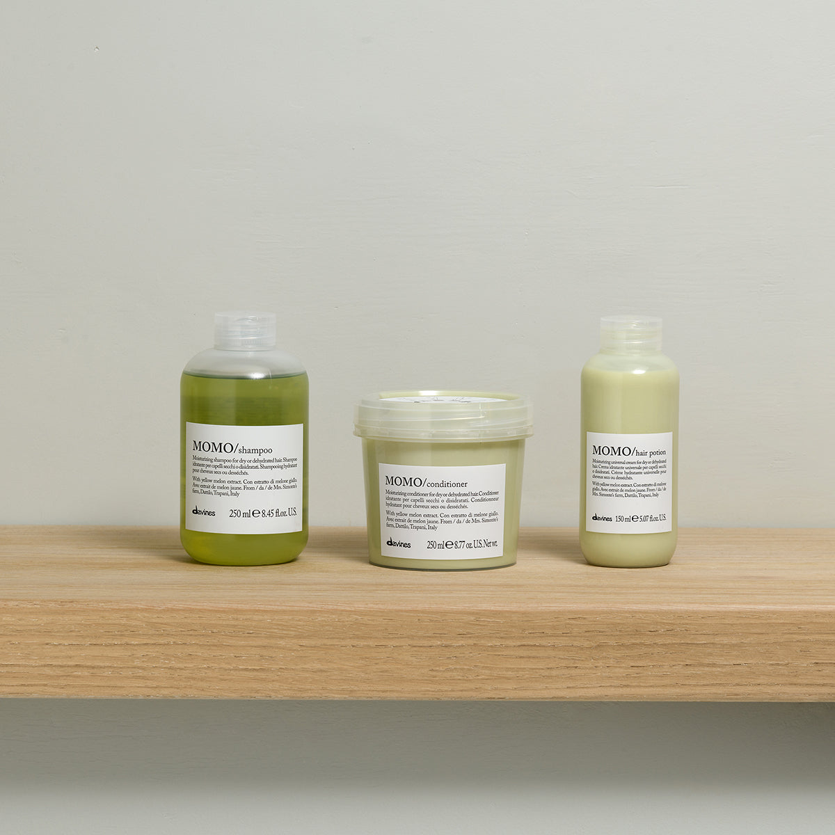 Translation missing: es.products.general.vendor: ESSENTIAL HAIRCARE MOMO Conditioner Acondicionador hidratante ligero para cabello seco o deshidratado-100x.jpg?v=1764600509
